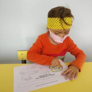 niña en aula estudiando